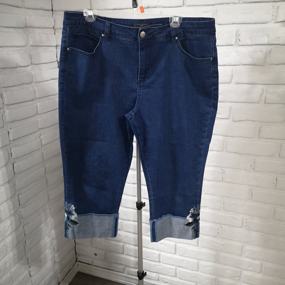 Simon Chang Denim Ladies Size 16 Medium Wash Jean Capris with Embroidery